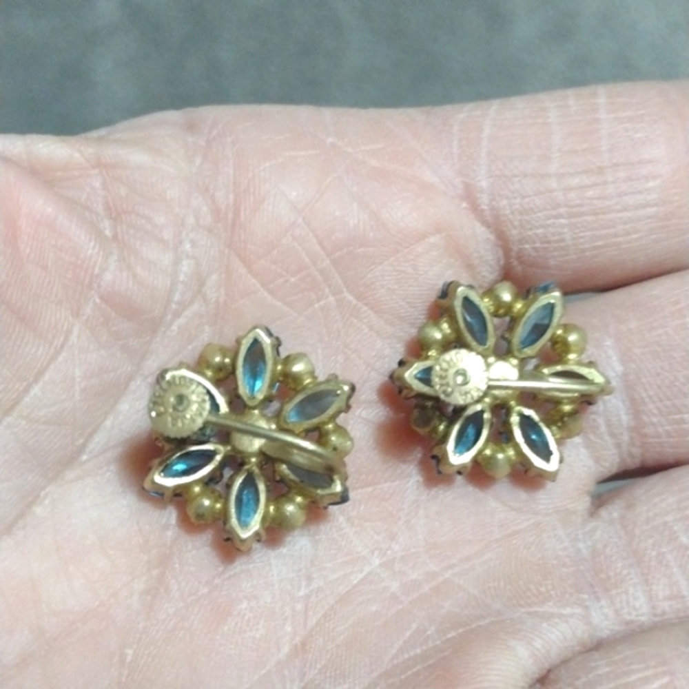 VINTAGE 30s CZECH FLORAL BOHEMIAN GLASS STONE BRASS SCREWBACK 1" EARRINGS - Picture 8 of 9